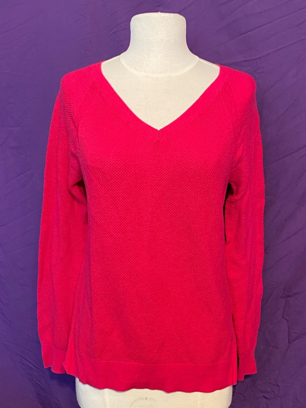 GAP Women's V-Neck Sweater in Hot Pink. Size M.